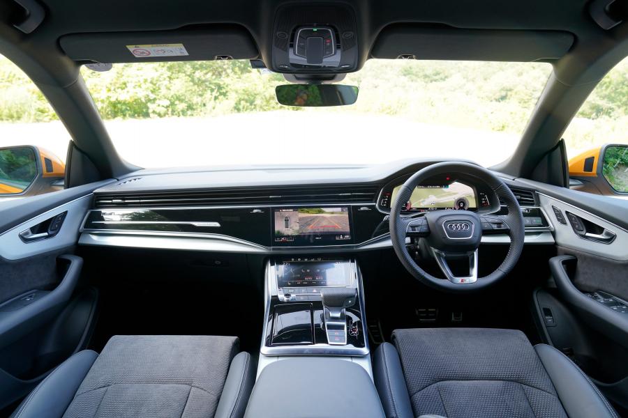 Торпедо Audi Q8 55 TFSI Quattro S-Line 2019 года  (JP) (фото 22 из 37)